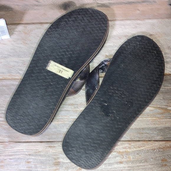 Like new men’s size 11 Black Canyon Outfitters camo flip-flop sandals - Picture 3 of 4